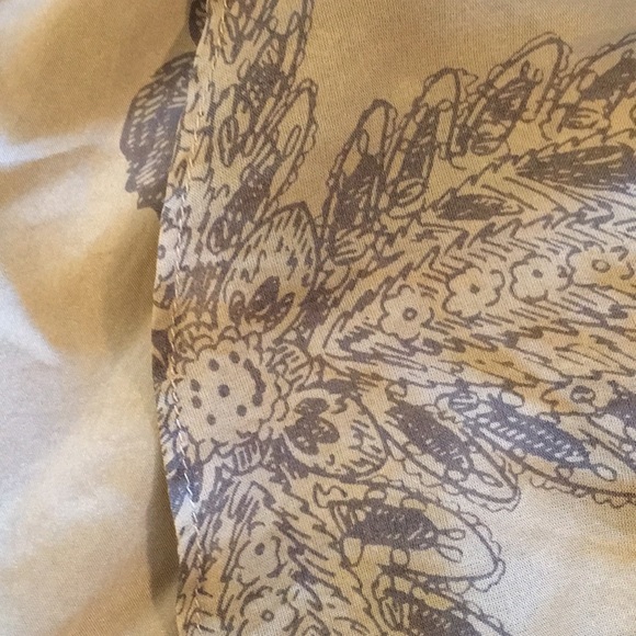 100% Silk Cabi Sleeveless Top With Ruffle - Picture 4 of 7